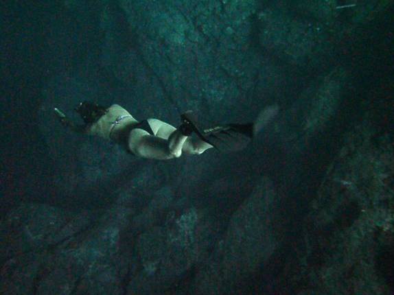 A Ana faz apnéia no cenote Pit, em Tulum, no Yucatán, sul do México